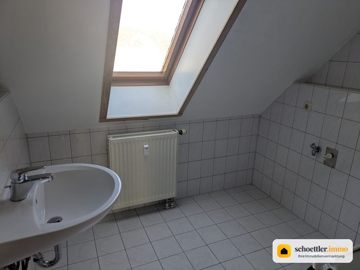 Duschbad, Waschbecken und Dachfenster