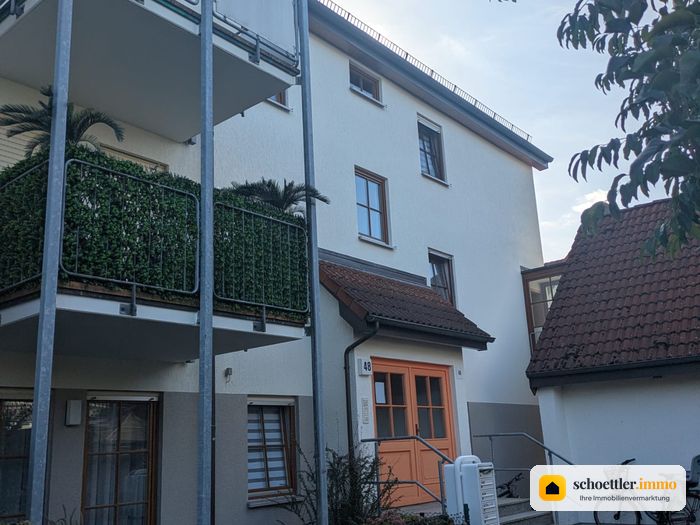 Haus 48 mit Eingang und Balkonen