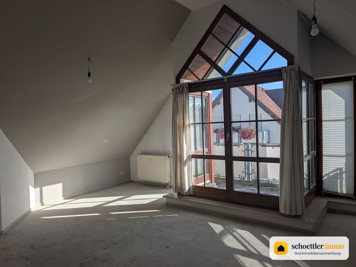 Wohn- und Essbereich mit Giebelfenster zur Loggia