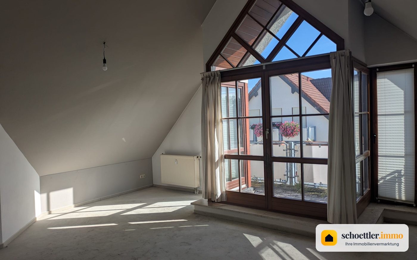 Wohn- und Essbereich mit verglastem Giebel und Zugang zur Loggia