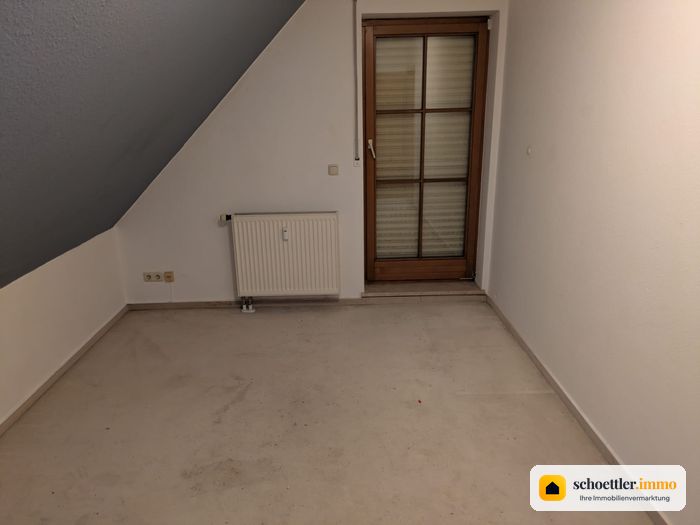 Zimmer mit Dachschräge und Balkontür